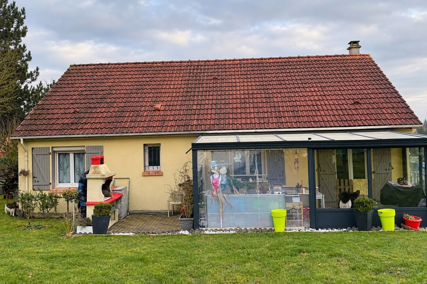 Avant traitement : maison avec véranda : passage à une teinte ardoise