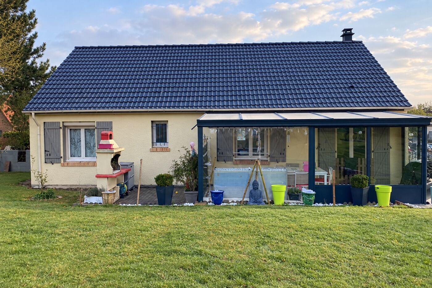 Après rénovation : maison avec véranda : passage à une teinte ardoise