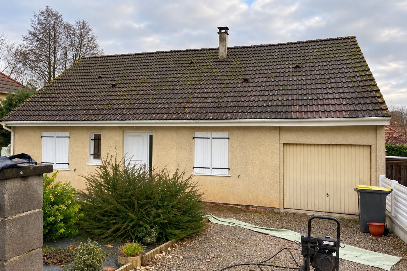 Avant traitement : pavillon avec garage : toiture envahie par la mousse, puis rénovée
