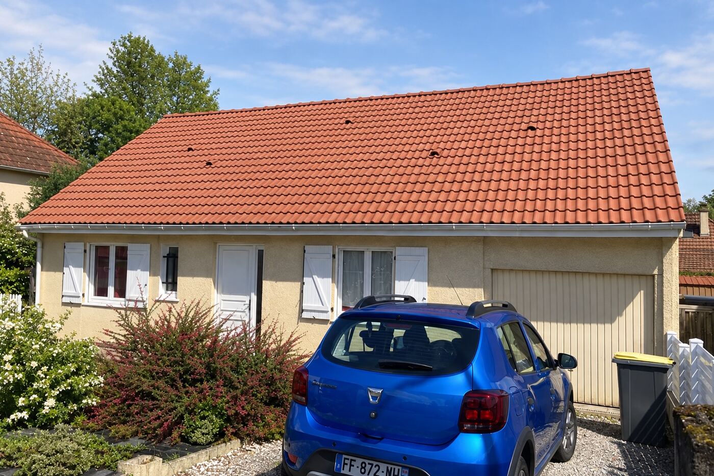 Après rénovation : pavillon avec garage : toiture envahie par la mousse, puis rénovée