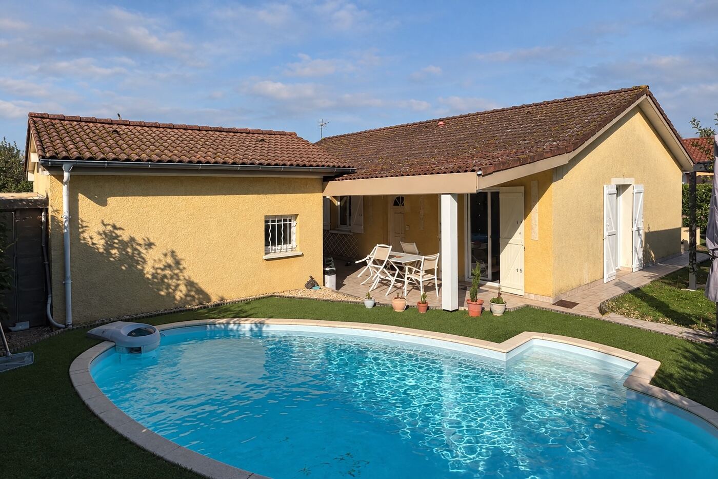 Avant traitement : maison de plain-pied en tuiles béton : du brun délavé au rouge franc